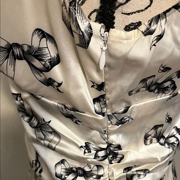 Bebe Y2K Silk Blend White Black Sequin Bow Design V-Neck Top Feminine Coquette - Picture 5 of 12